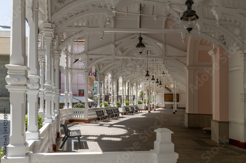 Fotografia White wooden Market Colonnade in the center of famous Czech spa town Karlovy Var