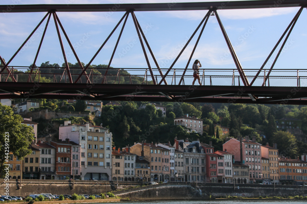 Obraz premium passerelle sur la Saône avec une silhouette à Lyon
