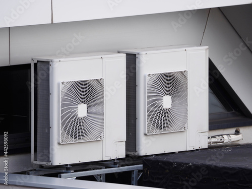 Klimaanlage - Außengerät mit Kondensator,  Kompressor und Ventilator