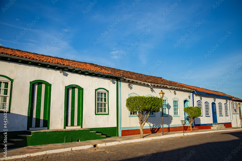 Detalhe de uma rua na cidade de Pirenópolis com arquitetura no estilo colonial.