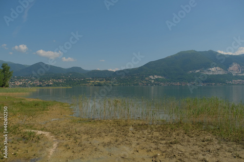 Il lago di Pusiano da Rogeno, in provincia di Lecco, Lombardia, Italia.