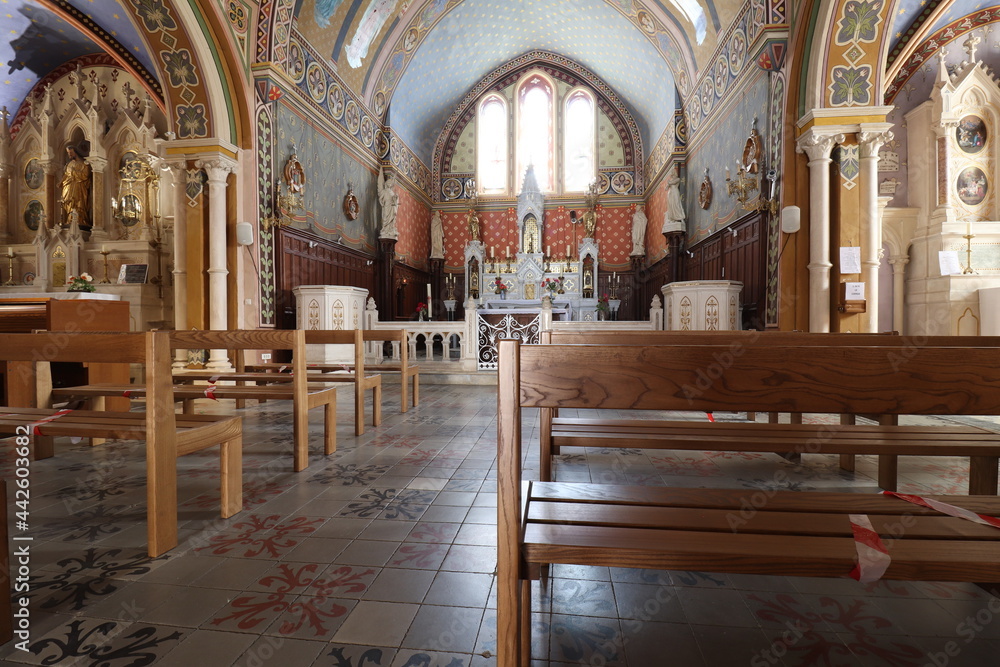 L'eglise catholique Saint Roch, vue de l'interieur, village de Aigueze, departement du Gard, France