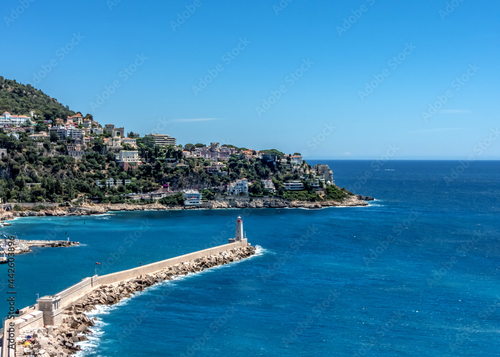 Phare du port Lympia et Cap de Nice sur la Côte d'Azur