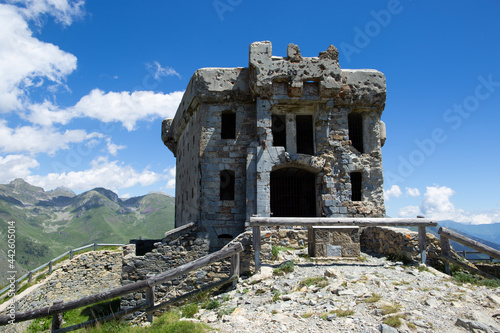 La Redoute de la  Pointes des Trois Communes, vestige de la Seconde Guerre mondiale située dans le massif de L'Authion à  2080 mètres d'altitude. photo