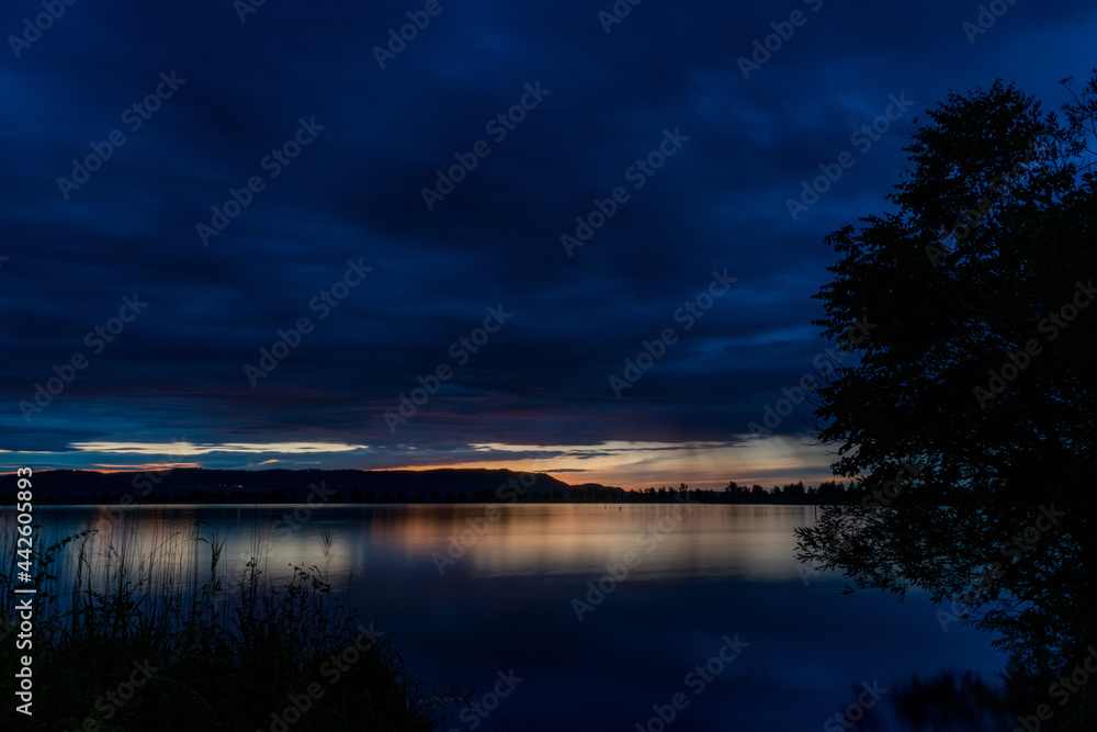 Fototapeta premium Kochelsee, Sonnenuntergang, Nacht, Spiegelung, Bayern, See, Deutschland 