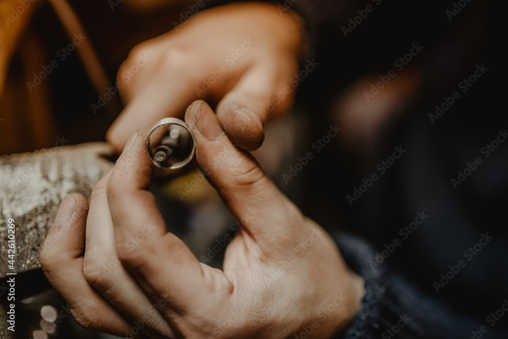 © ADDICTIVE STOCK - Crop hands shaping ring