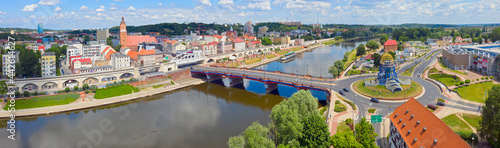 Szeroka panorama miasta Gorzów Wielkopolski, widok od strony Zawarcia na most staromiejski, Spichlerz, wieżę widokową Dominanta