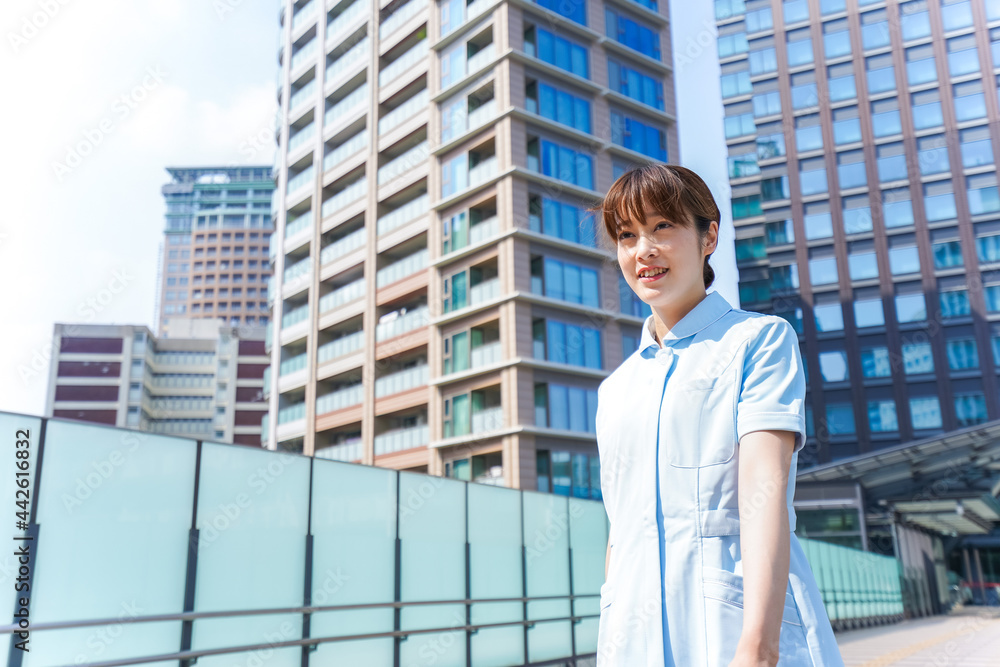 外を歩く看護師 外を歩く看護師