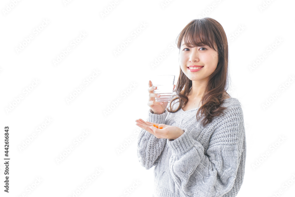 錠剤・サプリメントを飲む女性 錠剤・サプリメントを飲む女性