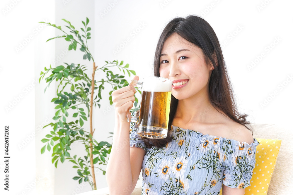 自宅でビールを飲む女性 自宅でビールを飲む女性