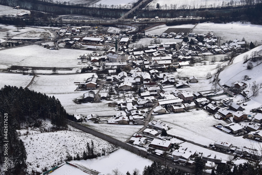 Dorf in Tal im Winter