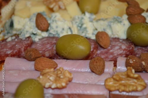 Surtido de aceituna avellanas nueces, jamon y queso