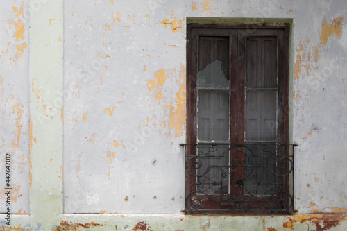 Fachada de casa vieja abandonada y despintada