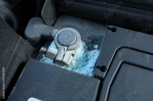 古いバッテリーの端子