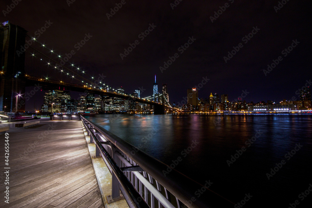 Obraz premium D.U.M.B.O. view of the NY skyline and Brooklyn Bridge