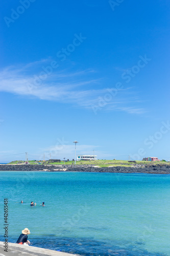 Fototapeta Naklejka Na Ścianę i Meble -  blue sky and transparency ocean in Jeju island