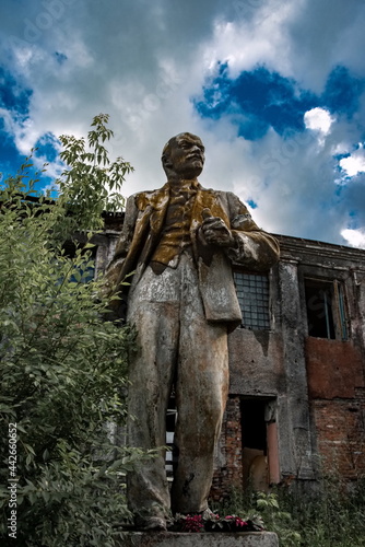 Lenin Monument on the background of an abandoned building in Novokuznetsk  Kemerovo region  Russia