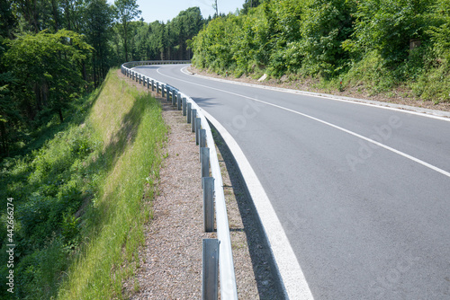 Cuadro en lienzo New asphalt road with retaining walls