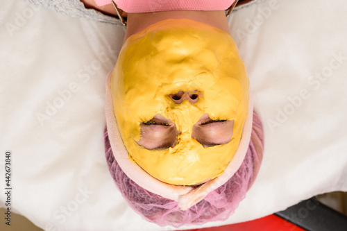 The gold mask covers the whole face except the eyes, a mask to restore, moisturize and rejuvenate the skin.
