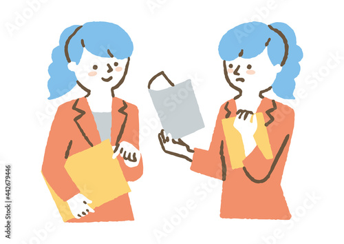 仕事の書類を持った女性_カラー