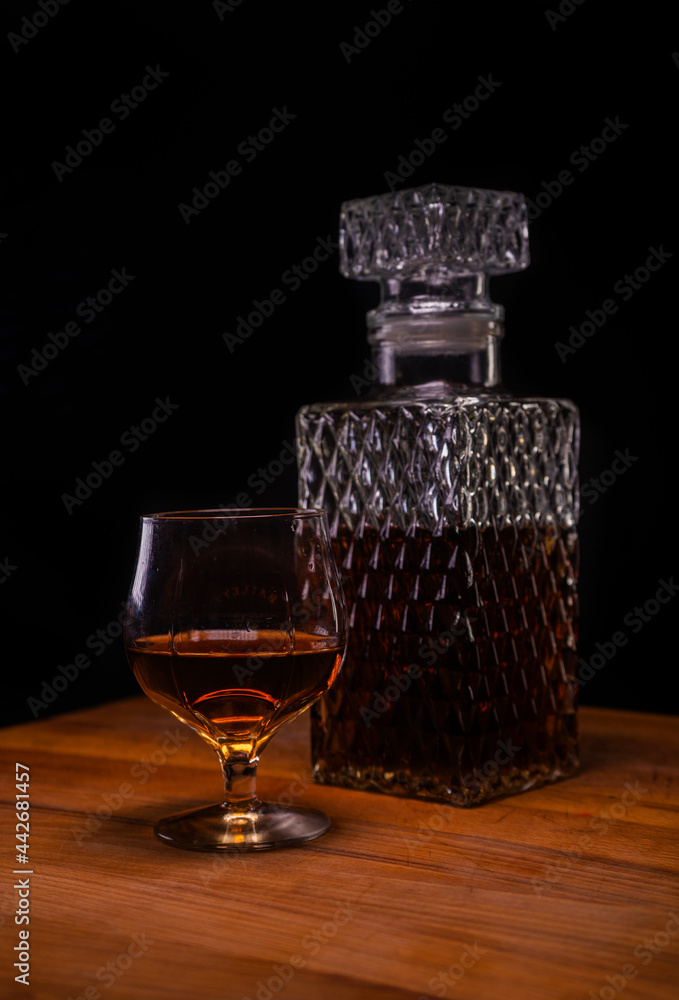 Botella de cristal con licor y copa