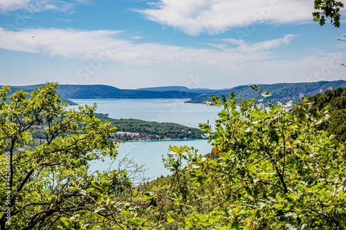 Vue sur le Lac de Sainte-Croix et les gorges du Verdon ou Grand Canyon du Verdon