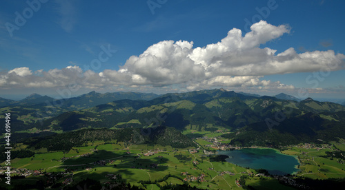Panoramablick über den Kaiserwinkel mit dem Walchsee in Tirol