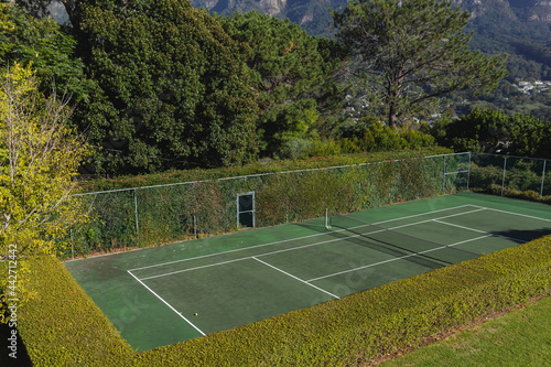 General view of tennis court in stunning countryside on sunny day © WavebreakMediaMicro