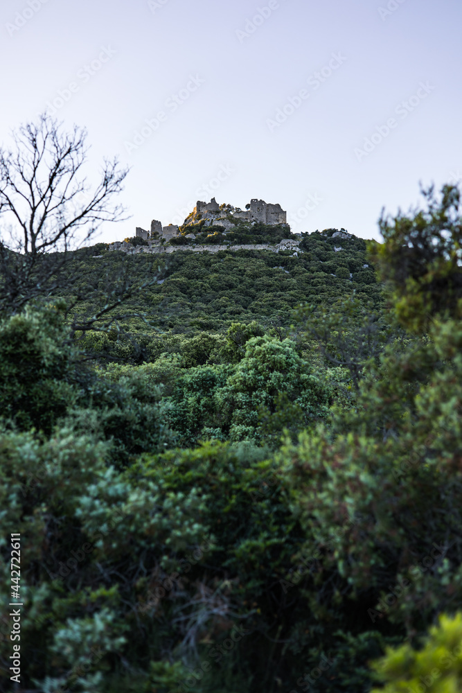 Vue sur le château de Montferrand au coucher du soleil (Occitanie, France) Vue sur le château de Montferrand au coucher du soleil (Occitanie, France)