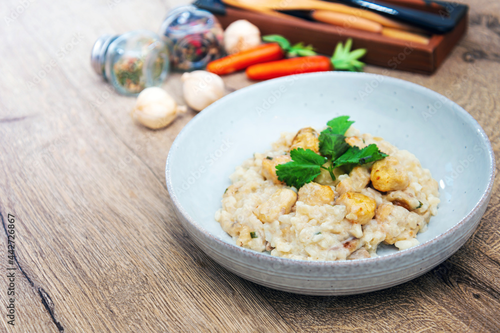 Risotto with fresh cream, salted chicken, rehydrated chips and mushrooms Risotto with fresh cream, salted chicken, rehydrated chips and mushrooms