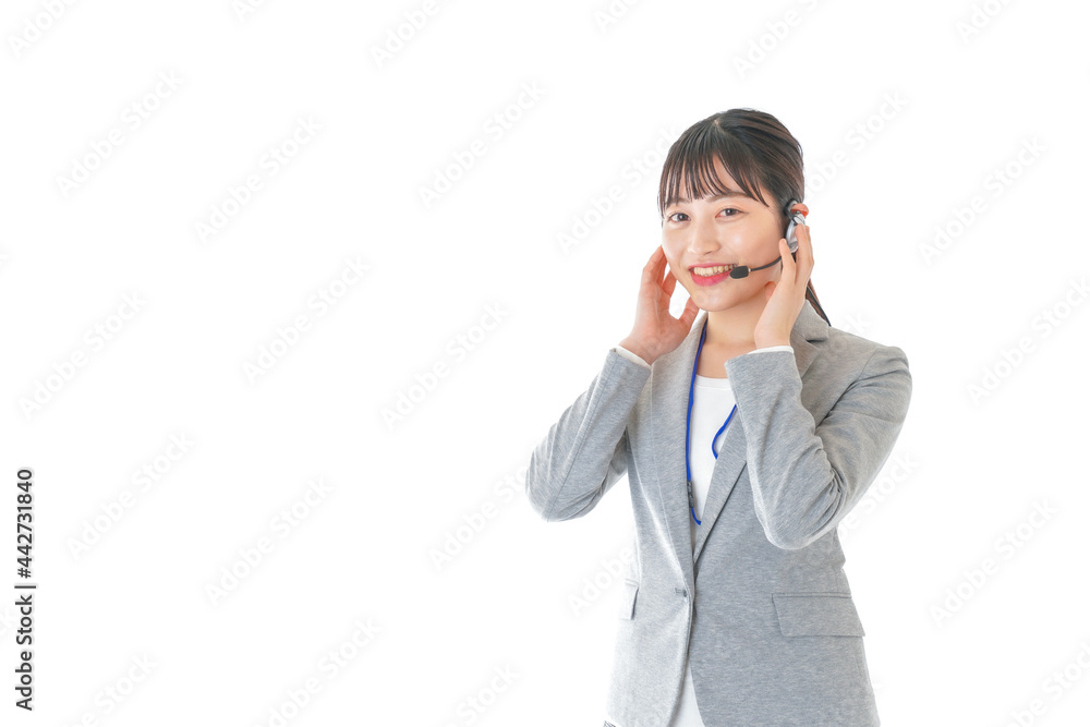 笑顔で対応をするコールセンターの女性 笑顔で対応をするコールセンターの女性