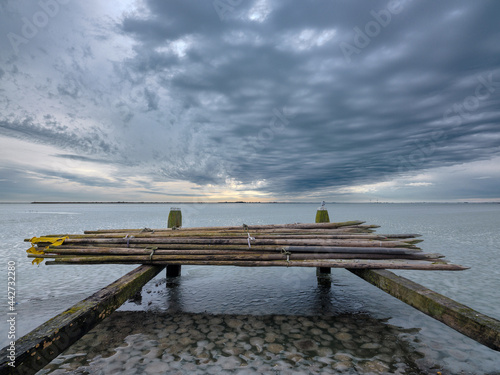 Canvas-taulu Palen voor de palingvisserij in de haven van Volendam aan het Markermeer