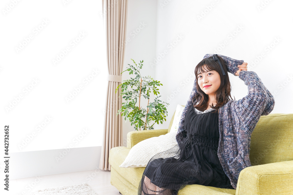 Obraz premium 家でリラックスをする若い女性