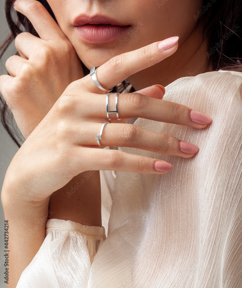 How to Choose an Engagement Ring to Suit Your Hand