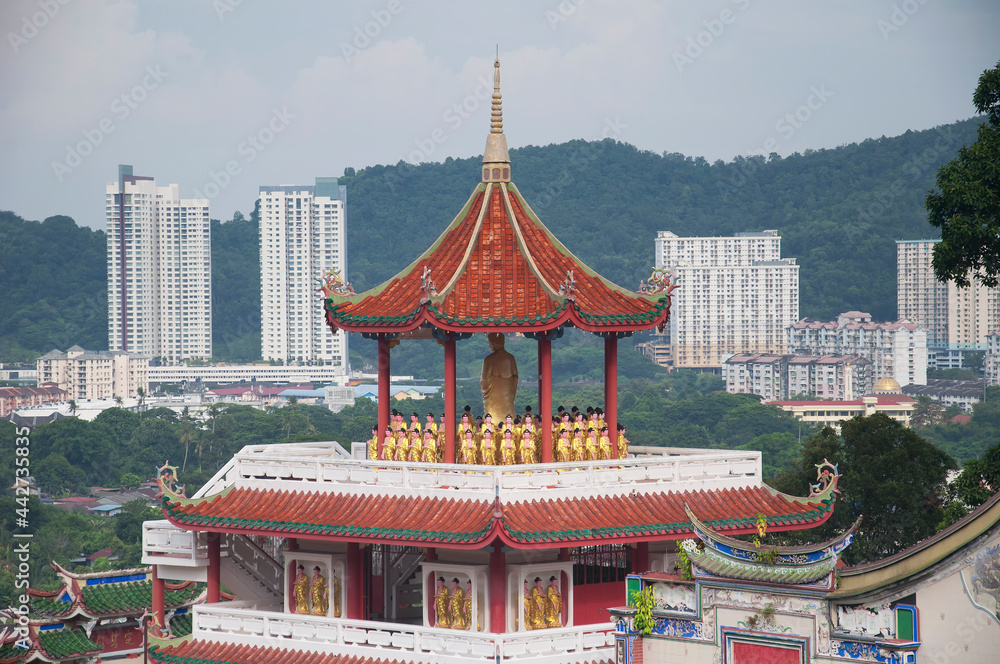 Naklejka premium buddha statues kek lok si temple penang malaysia