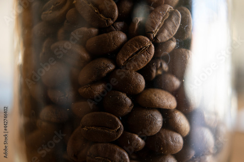 Très gros plan sur des grains de café dans un bocal en verre. photo