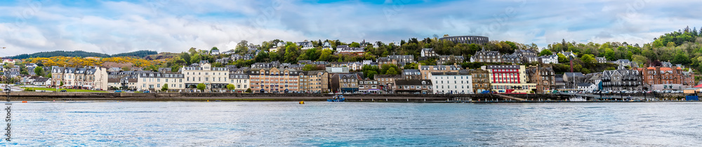 Obraz premium A panorama view of seafront of the town of Oban, Scotland from Oban Bay on a summers day