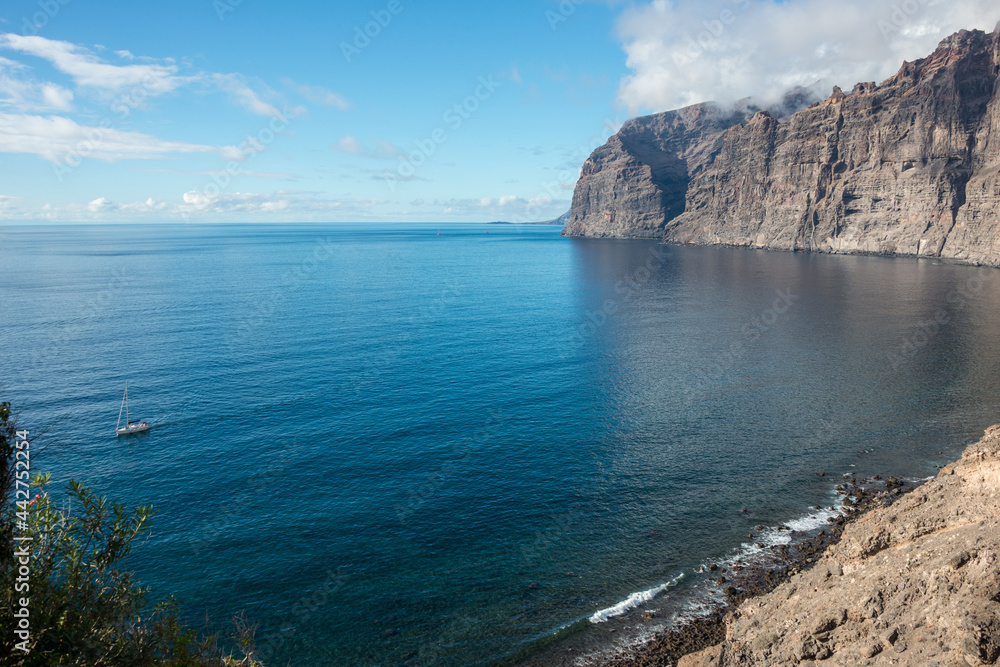 Playa de los Guíos y acantilados de Los Gigantes en la costa noroeste de la isla de Tenerife en Canarias