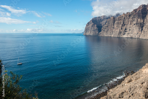 Playa de los Guíos y acantilados de Los Gigantes en la costa noroeste de la isla de Tenerife en Canarias