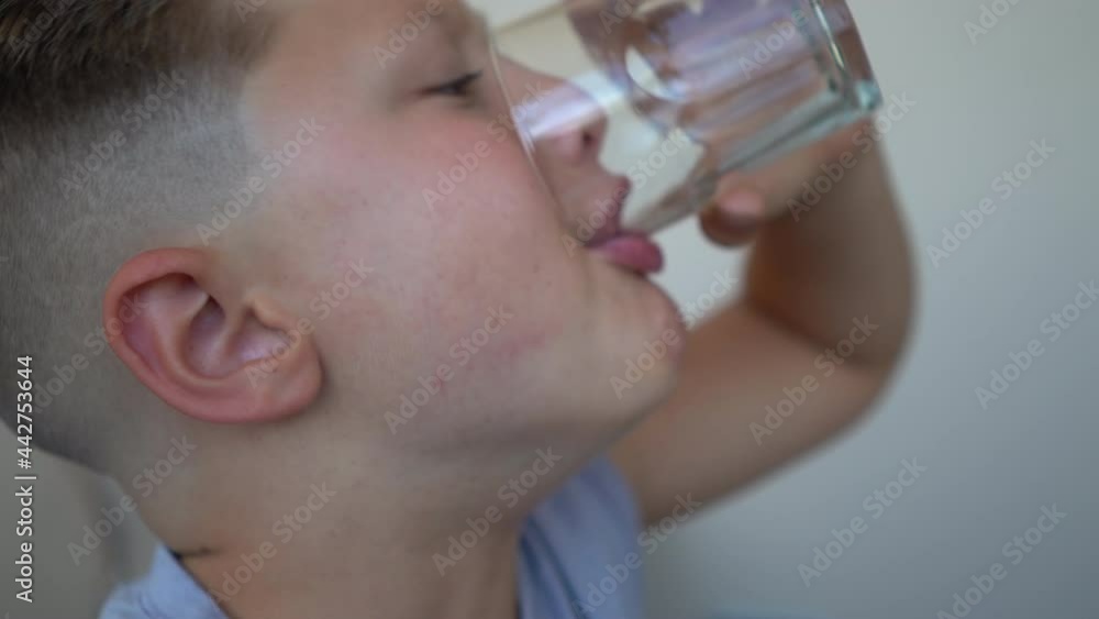 Niño bebeiendo agua