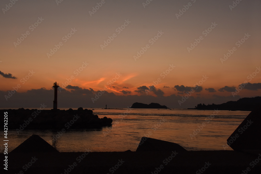 鹿児島・長島町の灯台が見える夕日
