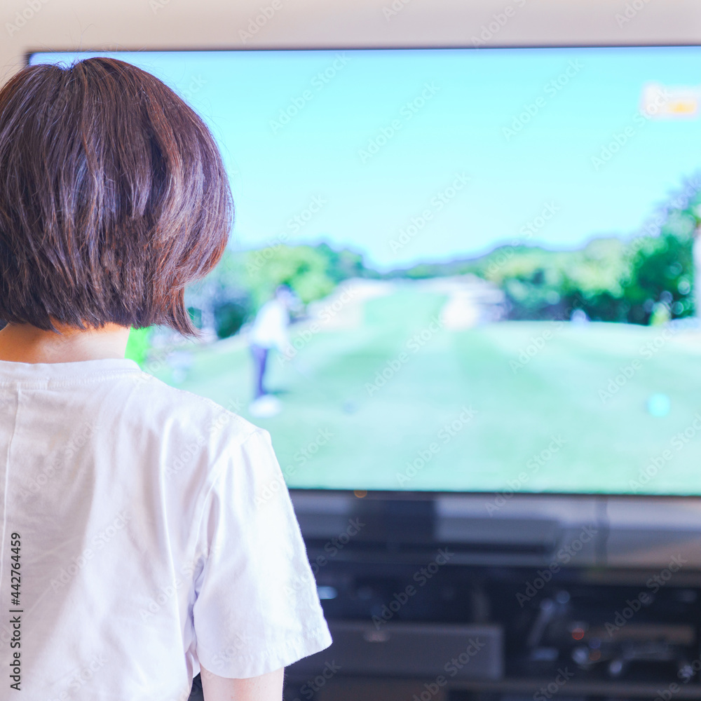 Fototapeta premium テレビを見る中年女性