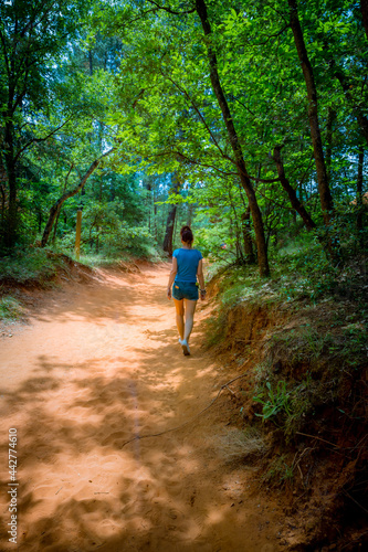 Femme sur le sentier du colorado Provençal de Rustrel