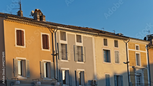 Photos plusieurs maisons sous un coucher de soleil