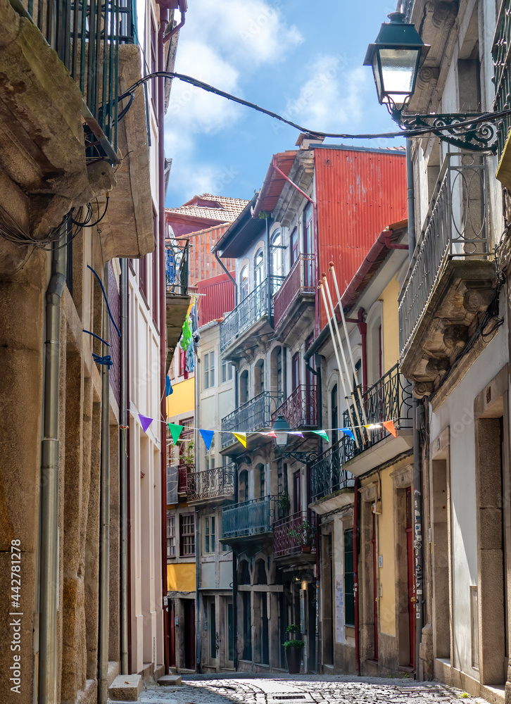 Rua de uma bairro popular habitacional da cidade do Porto na zona histórica da Ribeira