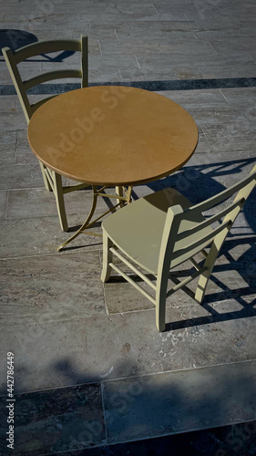 Widok na pusty stolik na placu