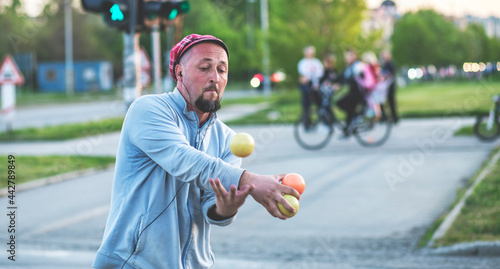 Photos A juggler working in traffic