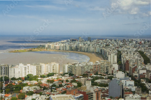 Vista aérea de ciudad y costa de Montevideo, Uruguay
