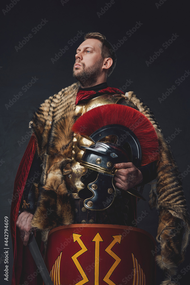 Naklejka premium Roman empire soldier posing with sword and shield