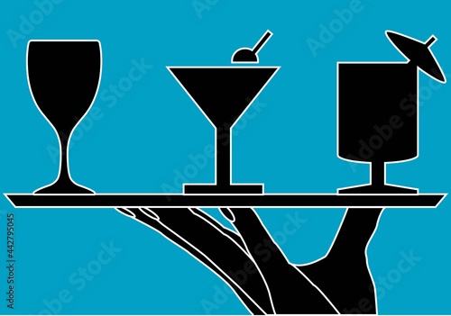 Mano de camarero sujetando la bandeja con bebidas, champán, aperitivo, coctel y cerveza o refresco en negro sobre fondo azul